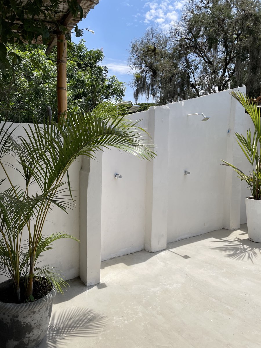 Zona de duchas al aire libre junto a los jardines