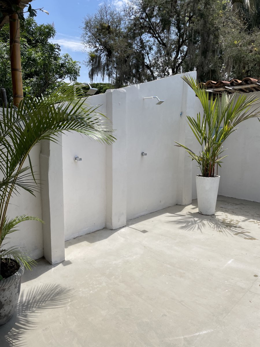 Patio y duchas exteriores de la casa de campo