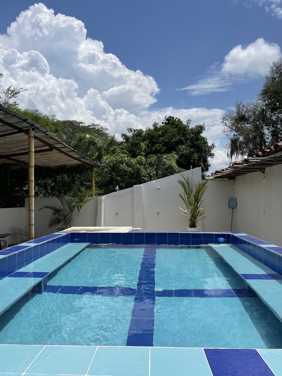 Piscina de Ancestral Casa de Campo bajo el cielo de Roldanillo