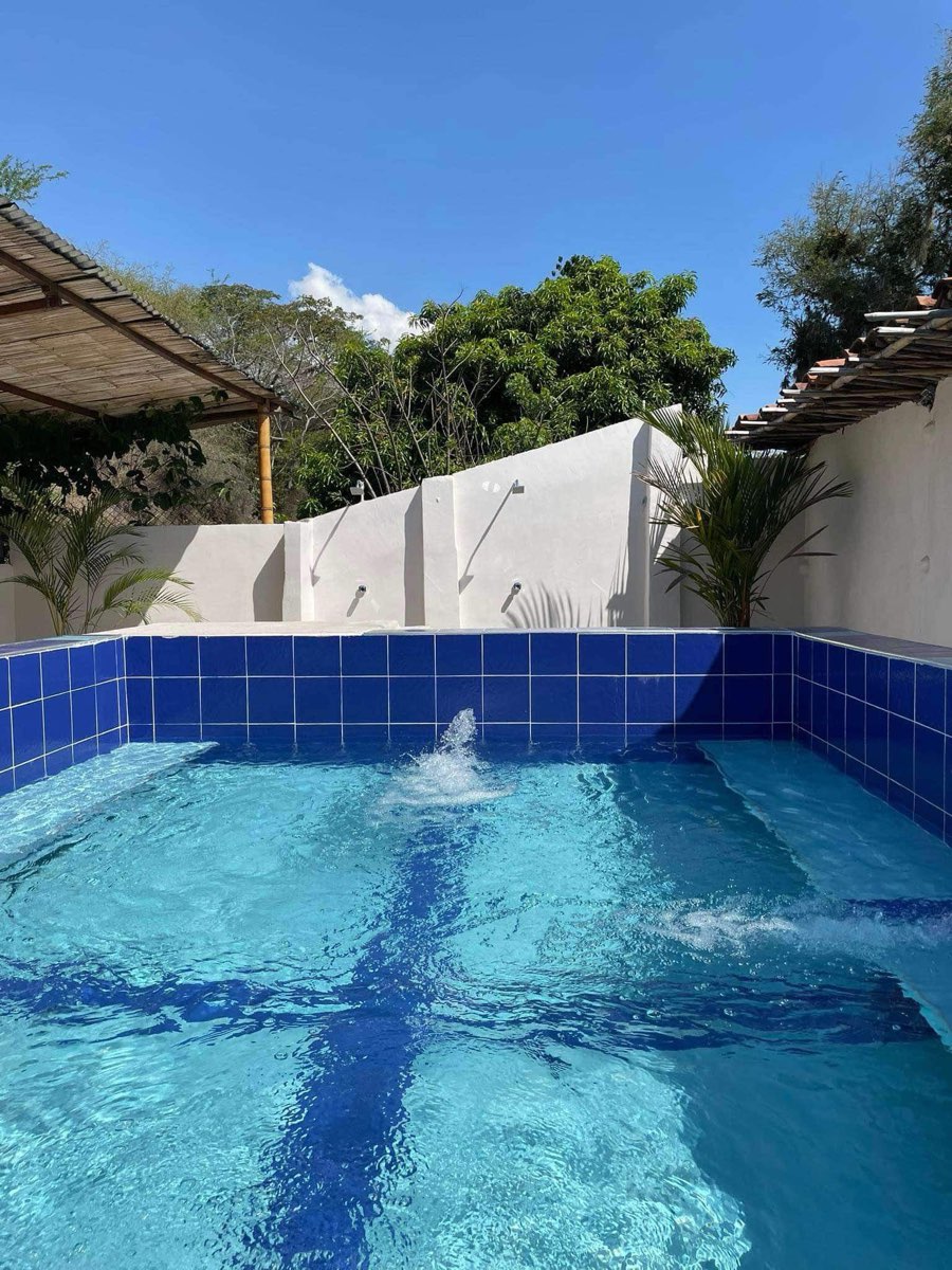 Piscina azul de Ancestral en exclusiva para tu grupo