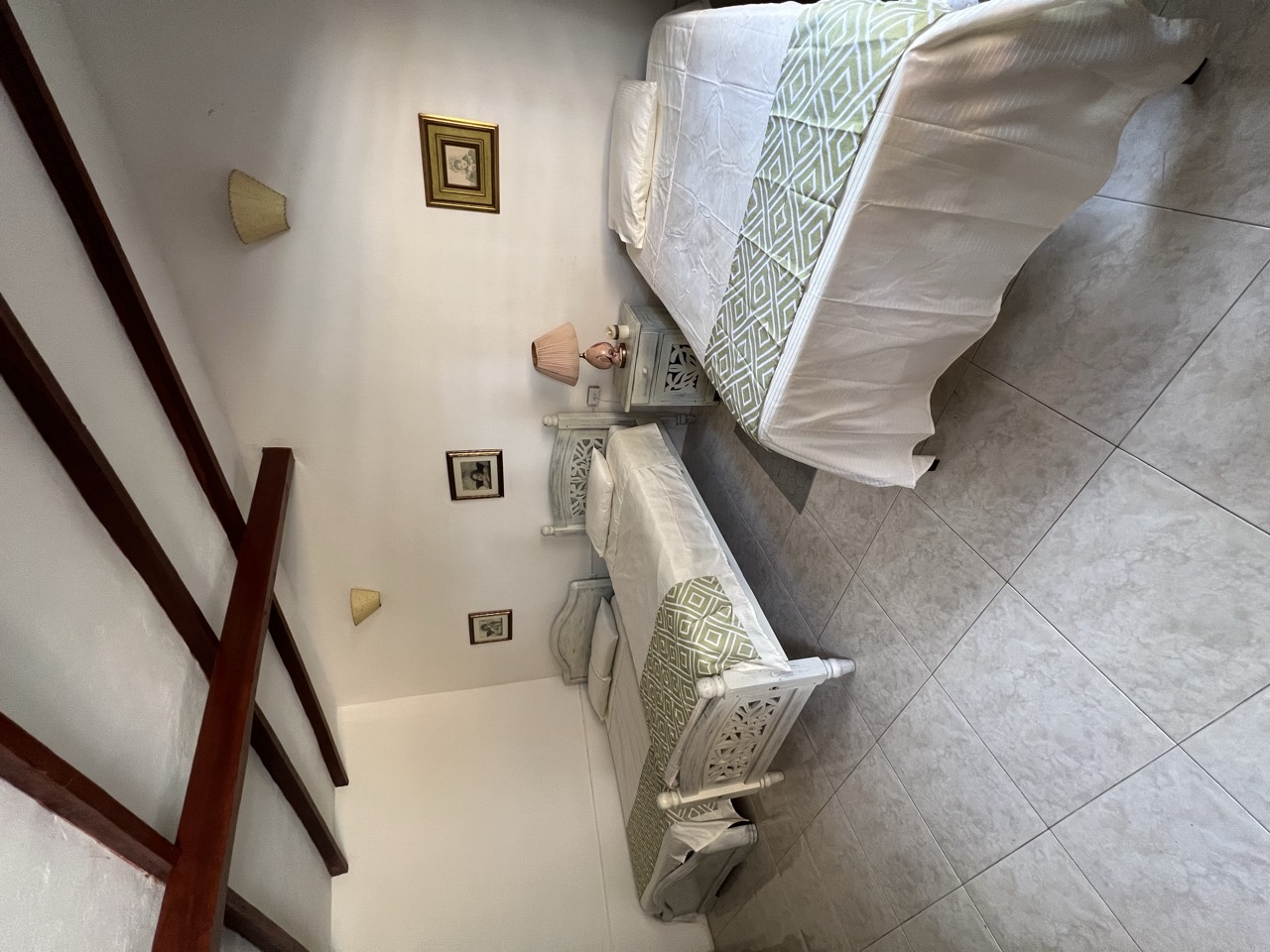 Habitación cuádruple con cama doble y camas sencillas en Roldanillo
