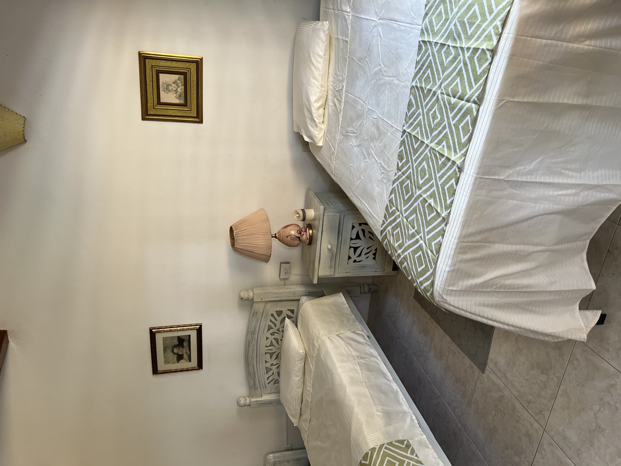 Cama doble de la habitación cuádruple