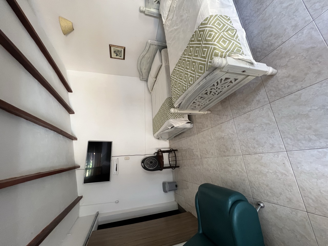 Habitación cuádruple con televisor