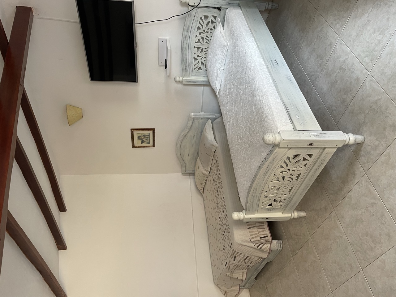 Habitación cuádruple con cama y televisor