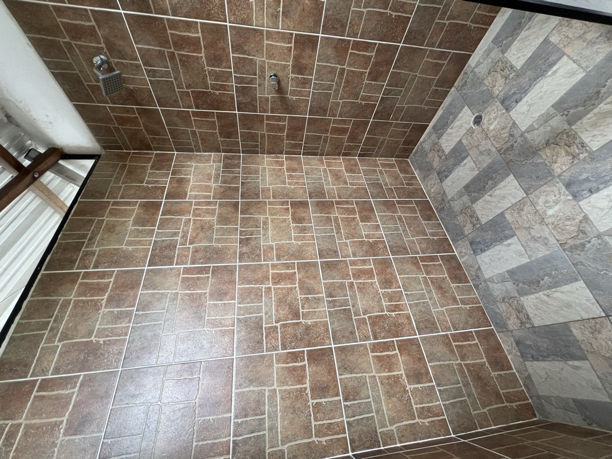Ducha del baño privado de la habitación cuádruple