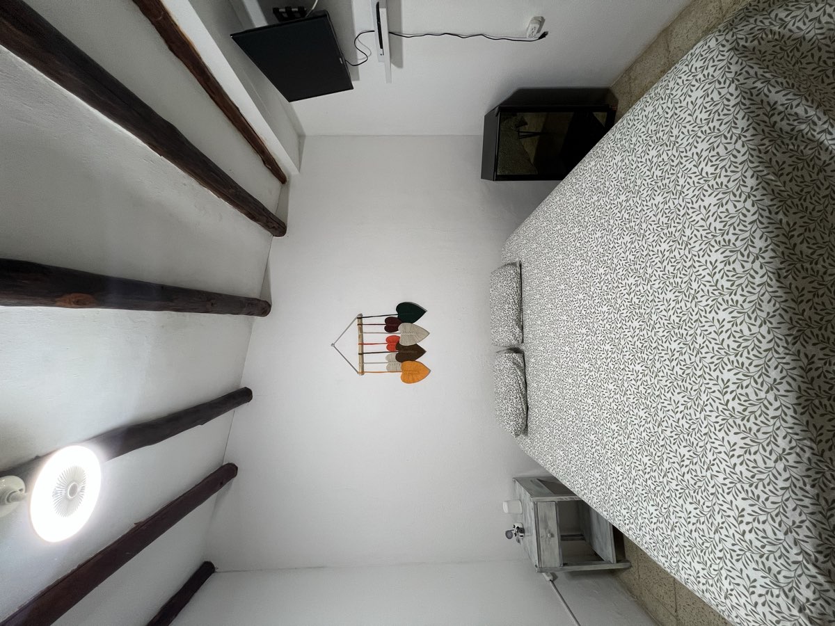 Habitación doble con cama doble y TV en Ancestral Casa de Campo, Roldanillo