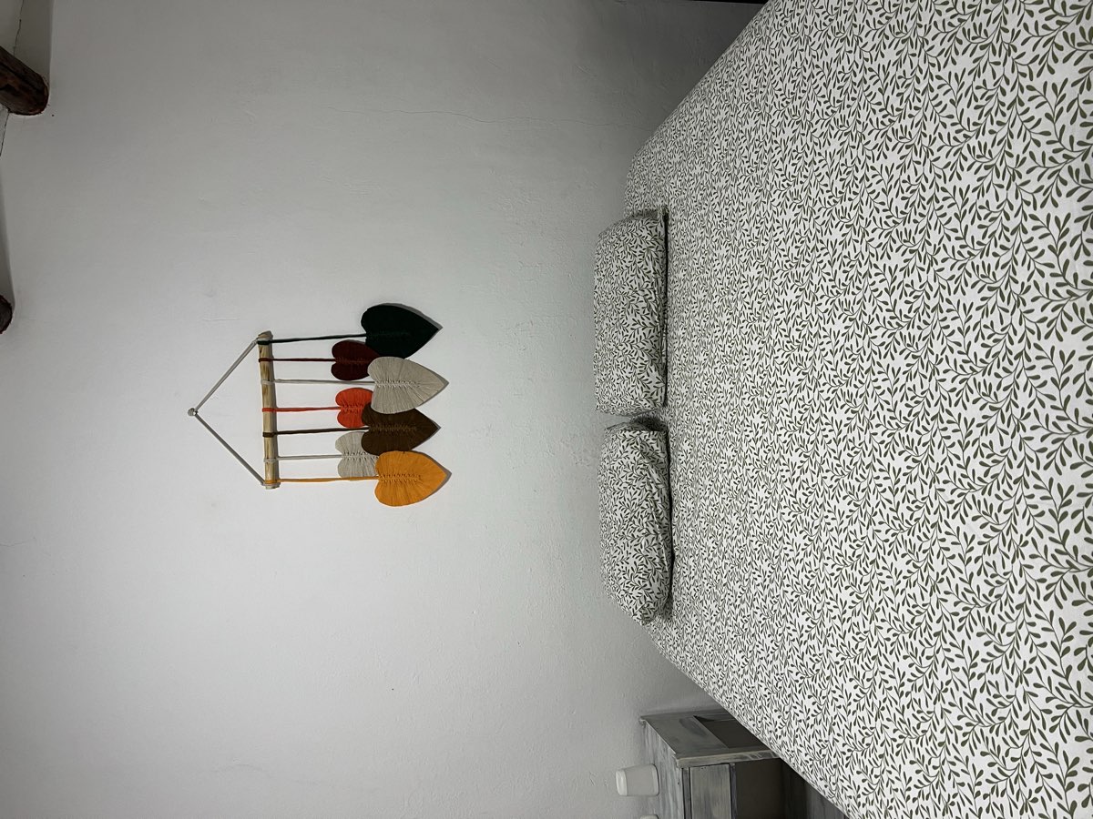 Cama doble de la habitación con decoración artesanal