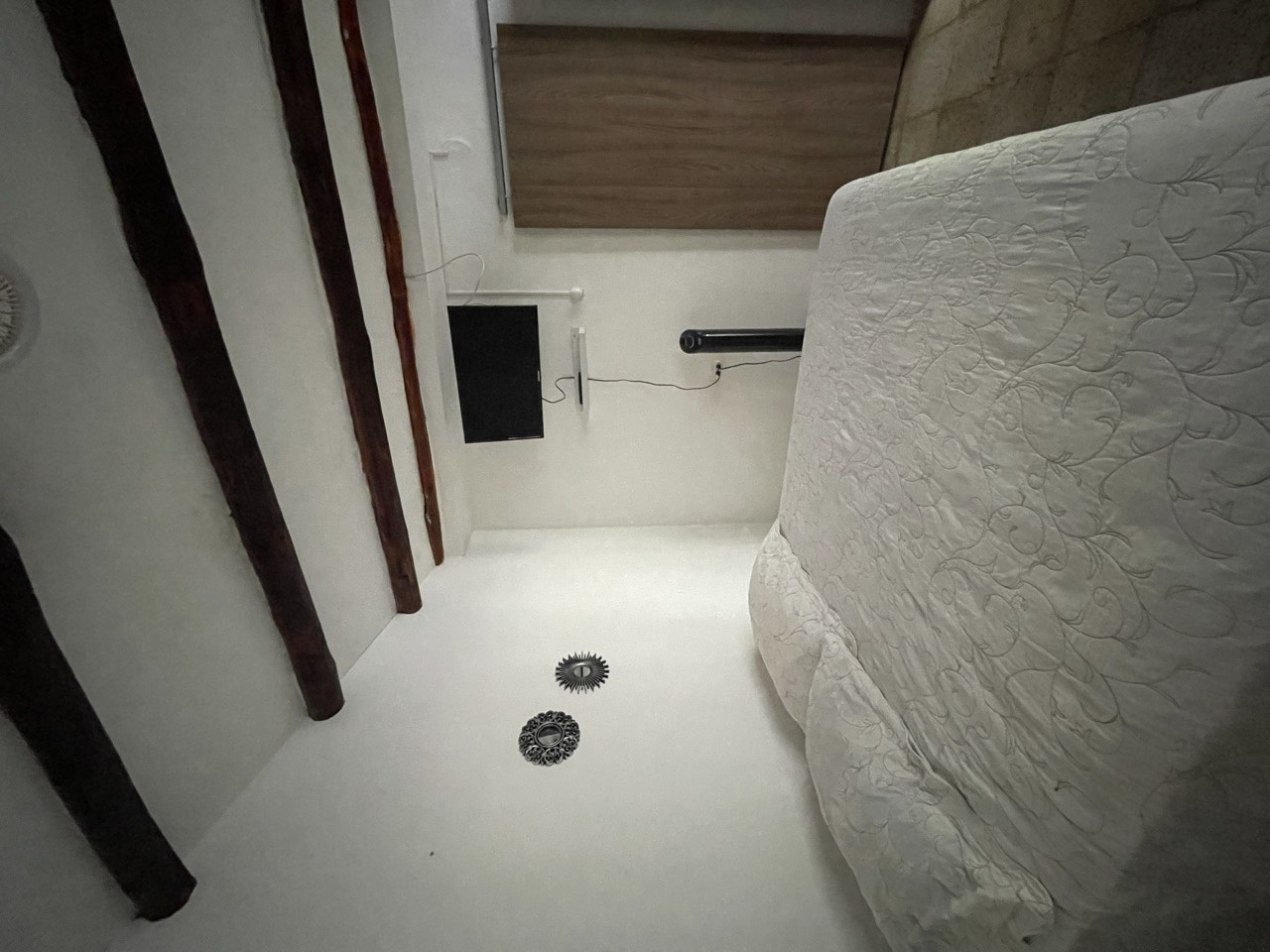 Habitación doble con cama y televisor