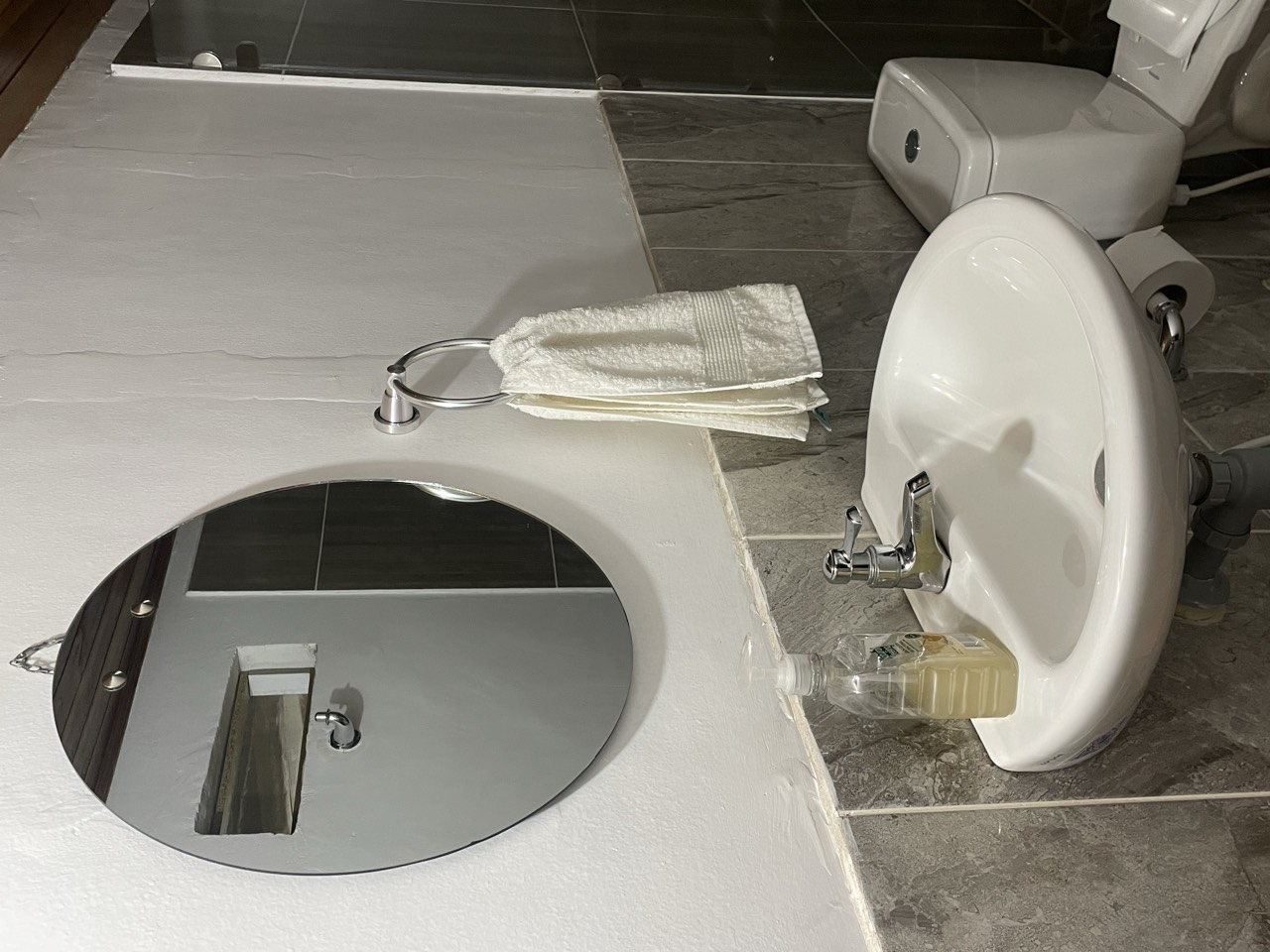 Detalle del baño privado de la habitación doble