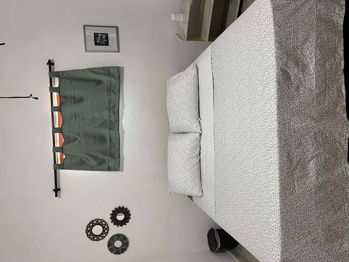 Habitación doble con cama doble y decoración en Ancestral Casa de Campo
