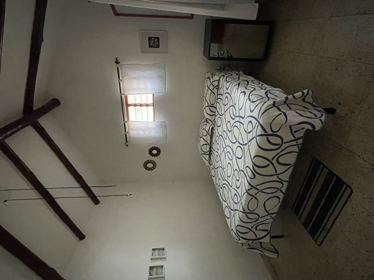 Cama doble junto a la ventana con luz natural