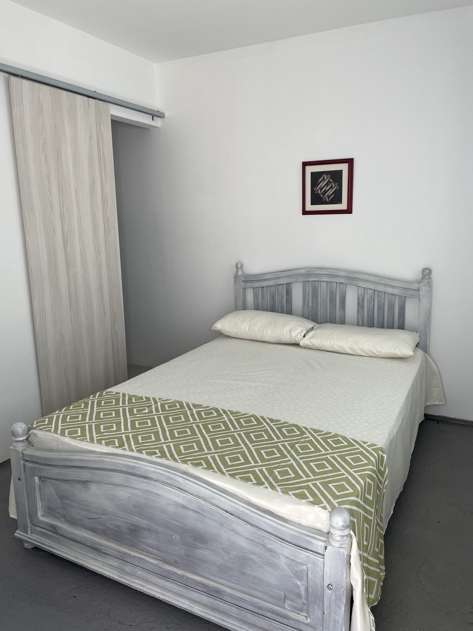 Habitación doble con cama doble y cabecero en Ancestral Casa de Campo