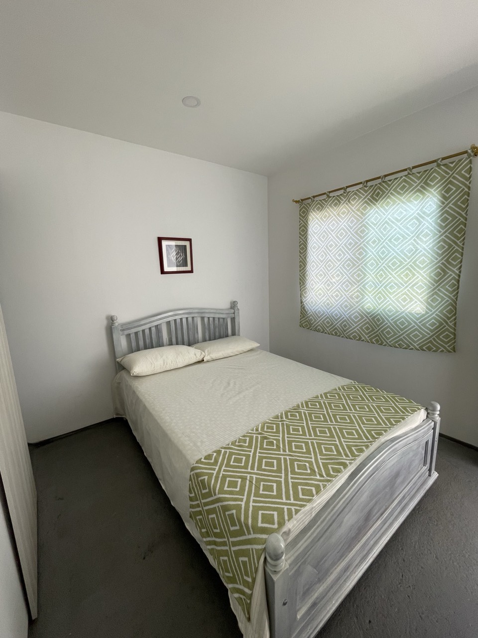 Cama doble junto a la ventana de la habitación