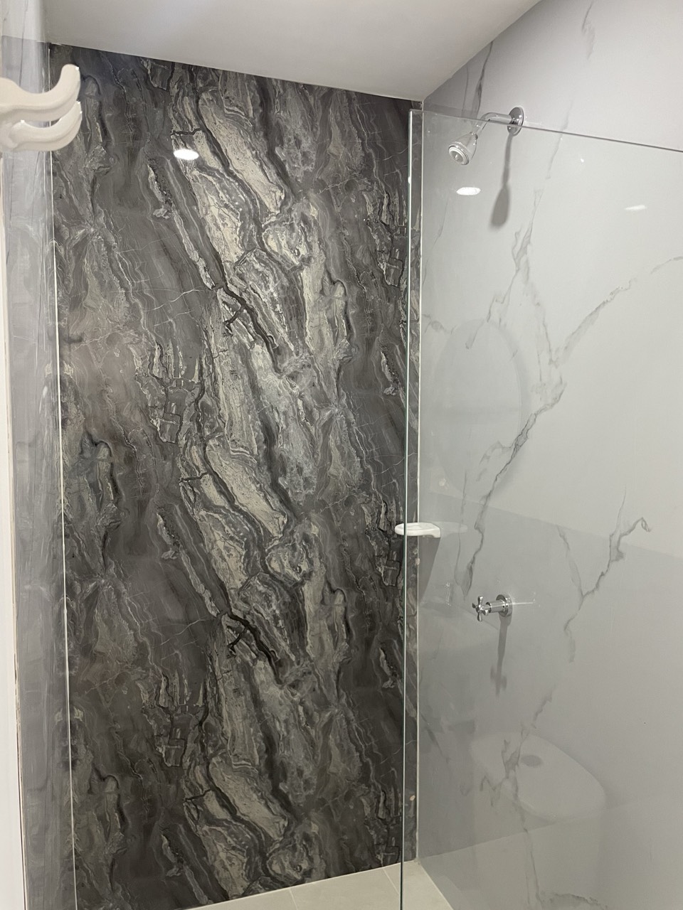 Baño privado en mármol de la habitación doble
