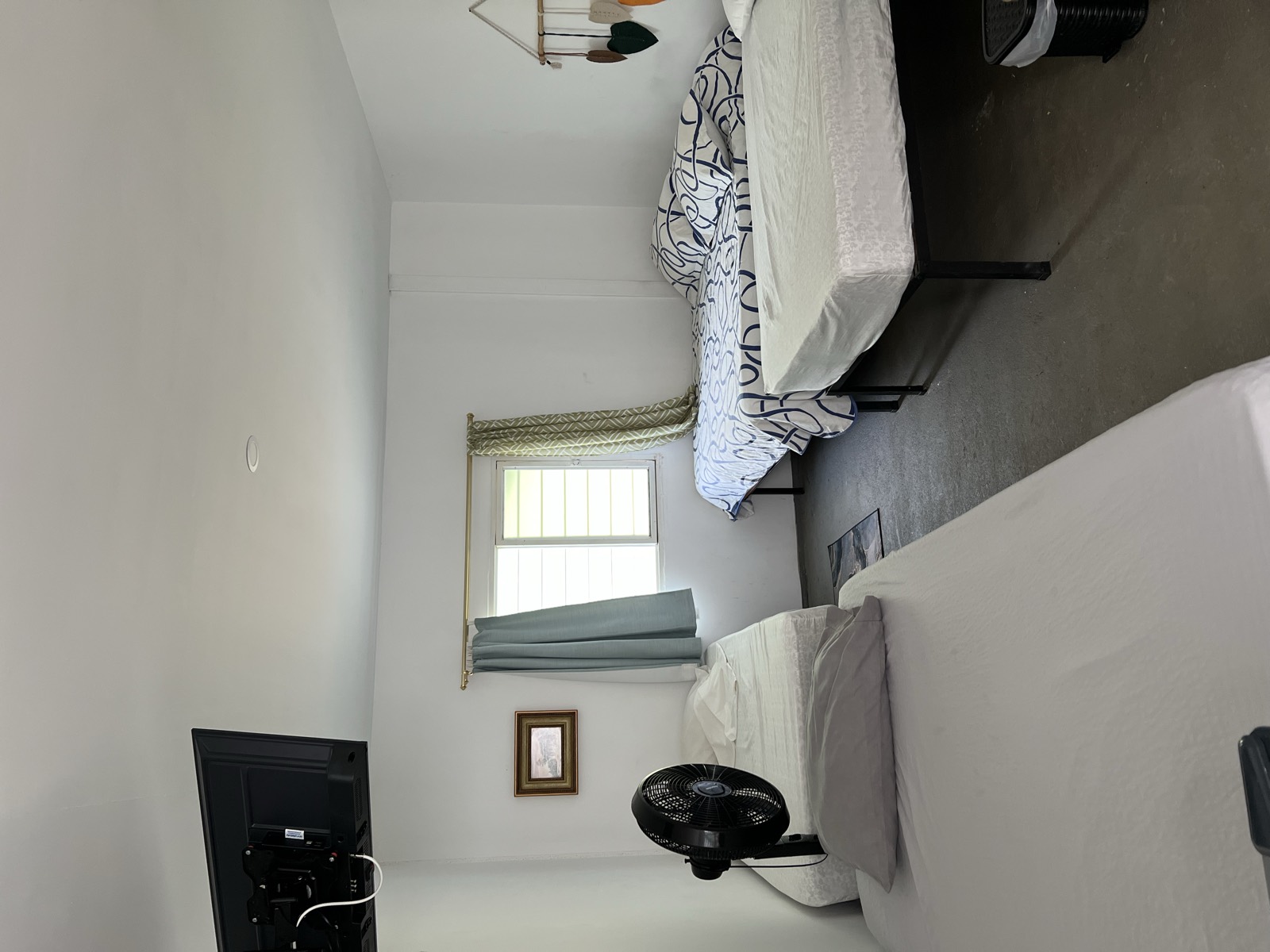 Habitación quíntuple con varias camas y ventana en Ancestral Casa de Campo
