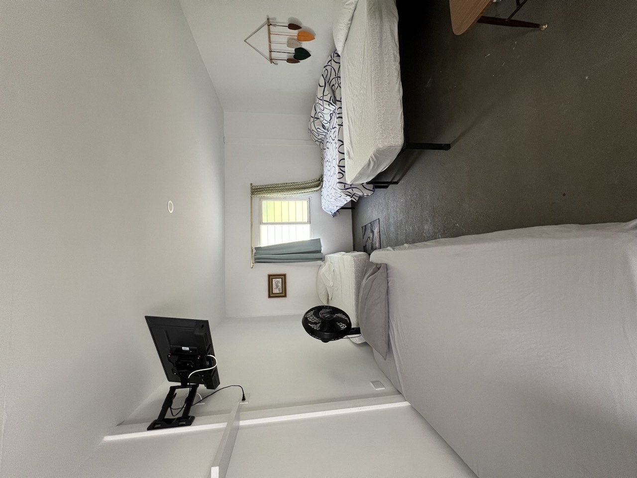 Camas de la habitación quíntuple con televisor