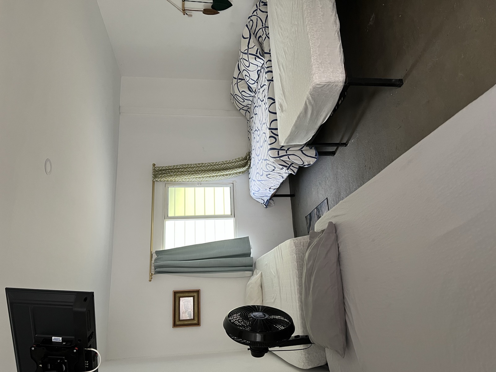 Habitación para cinco personas con ventana y TV