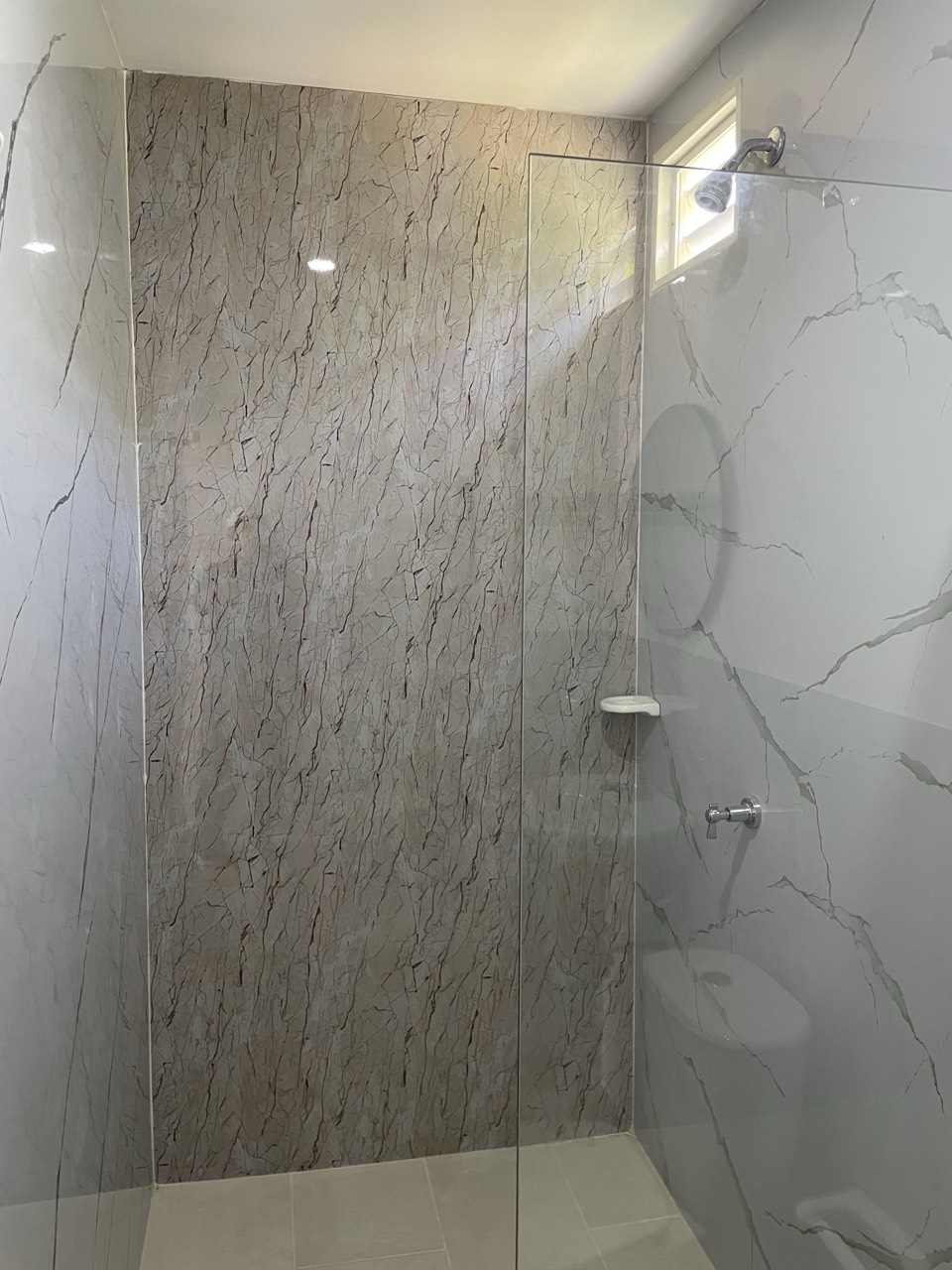 Ducha en mármol del baño privado de la habitación triple