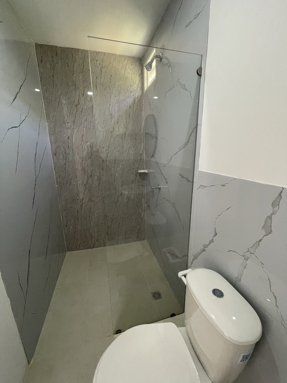 Baño privado en mármol de la habitación triple en Ancestral Casa de Campo