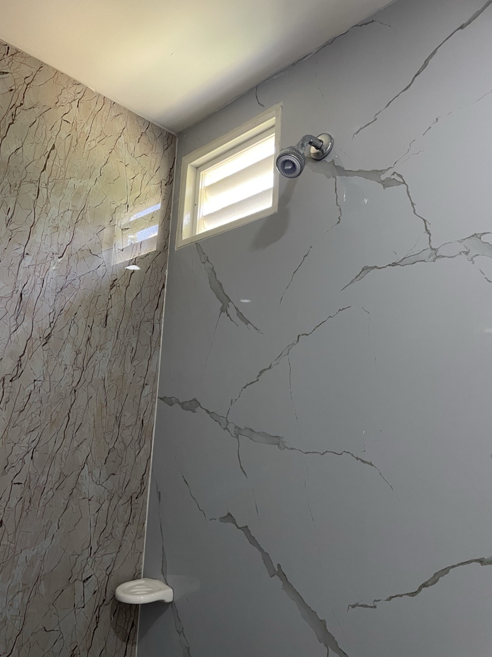 Detalle del mármol del baño de la habitación triple