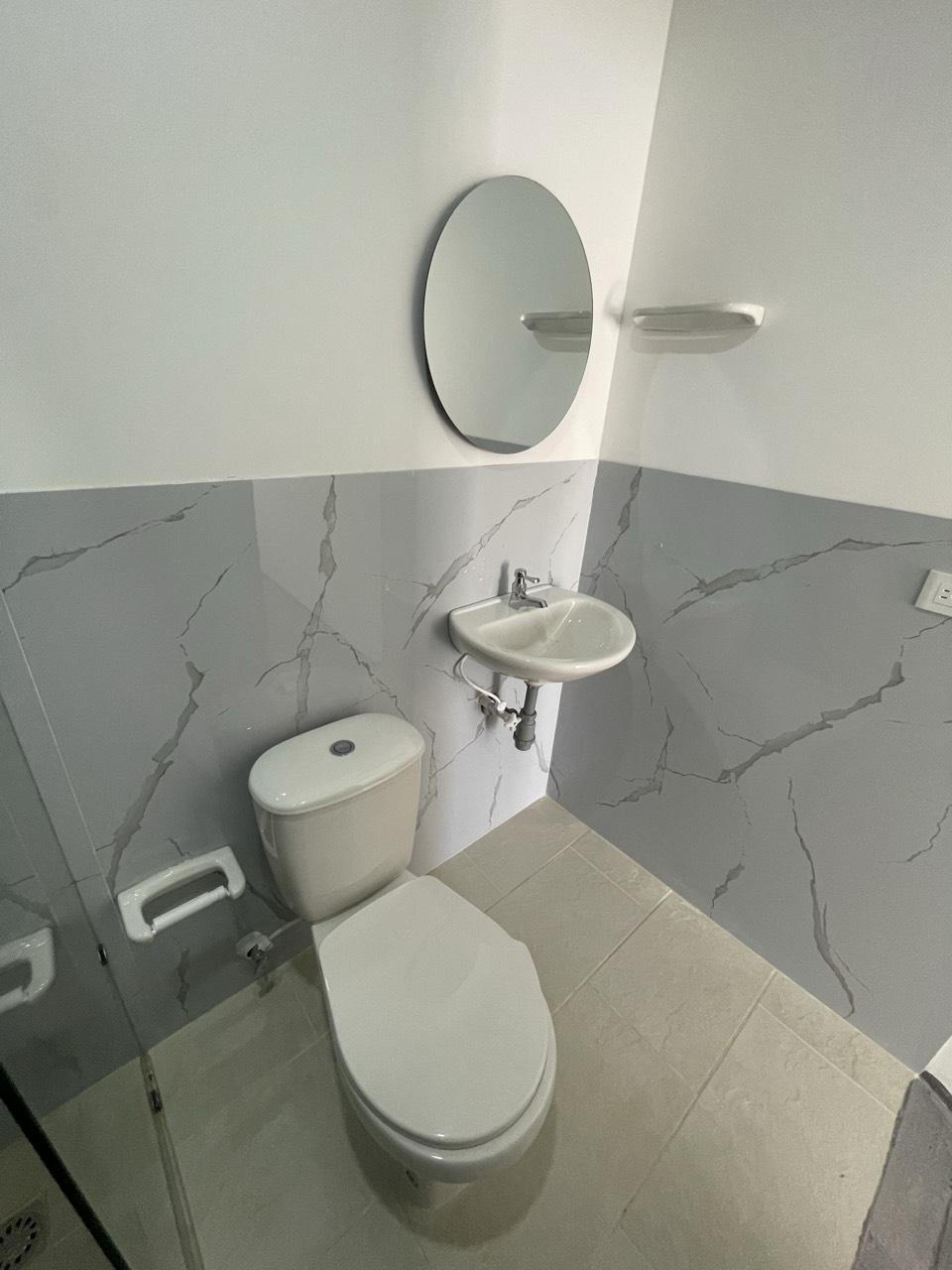 Baño privado con lavamanos y espejo de la habitación triple