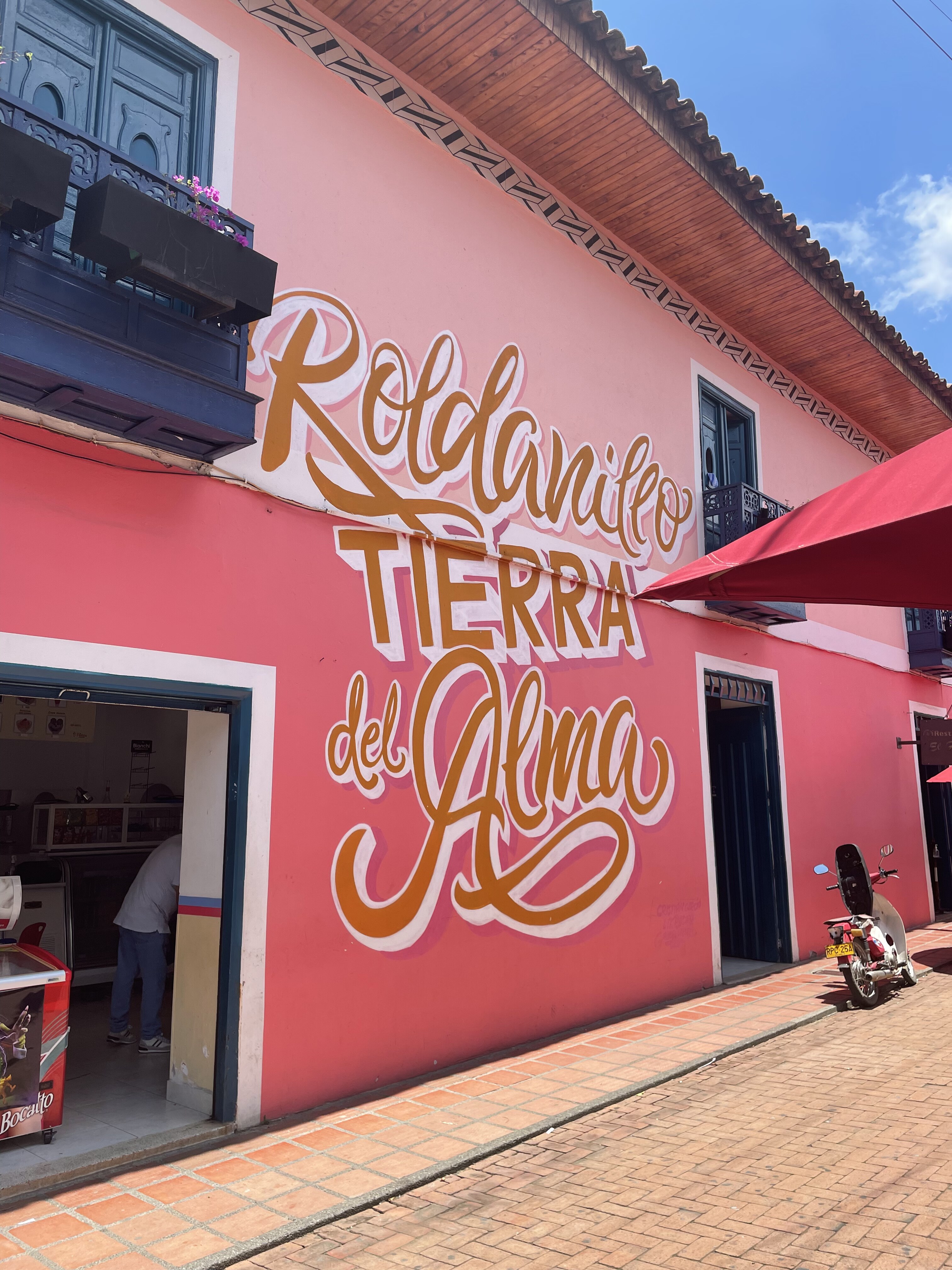 Fachada pintada a mano en el casco urbano de Roldanillo, pueblo hecho galería